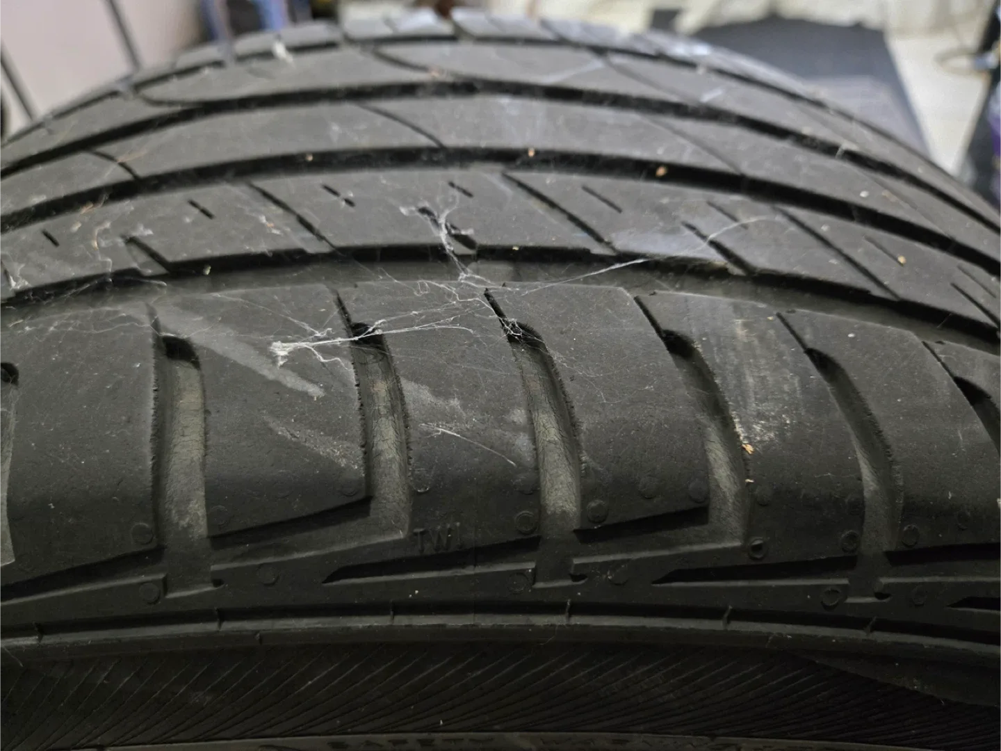 205/50ZR17 93W Tire with Silver Rim image indicator(3)