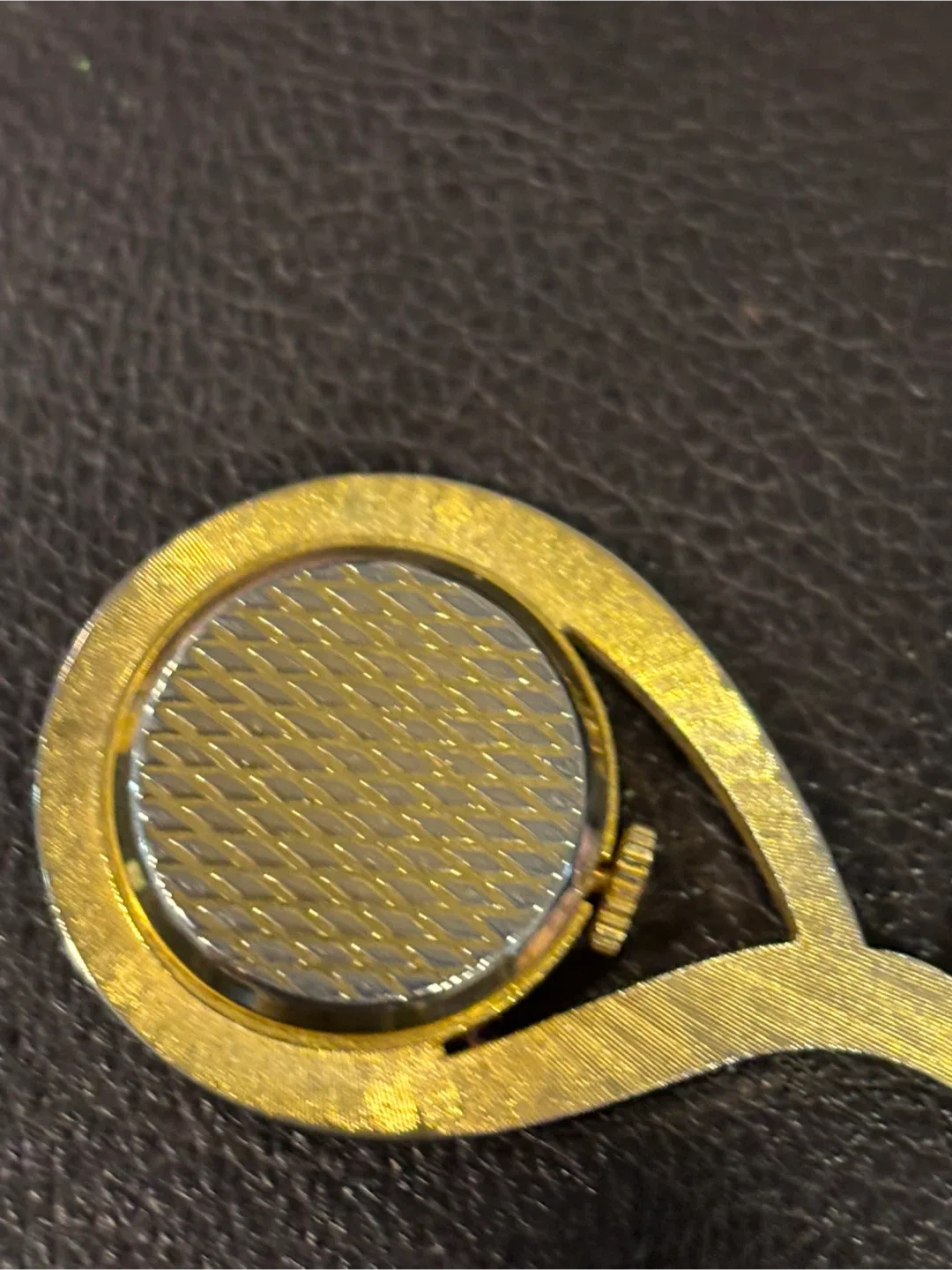 Vintage SPENDID 17 Jewels Antimagnetic Round Gold Tone Necklace image indicator(3)