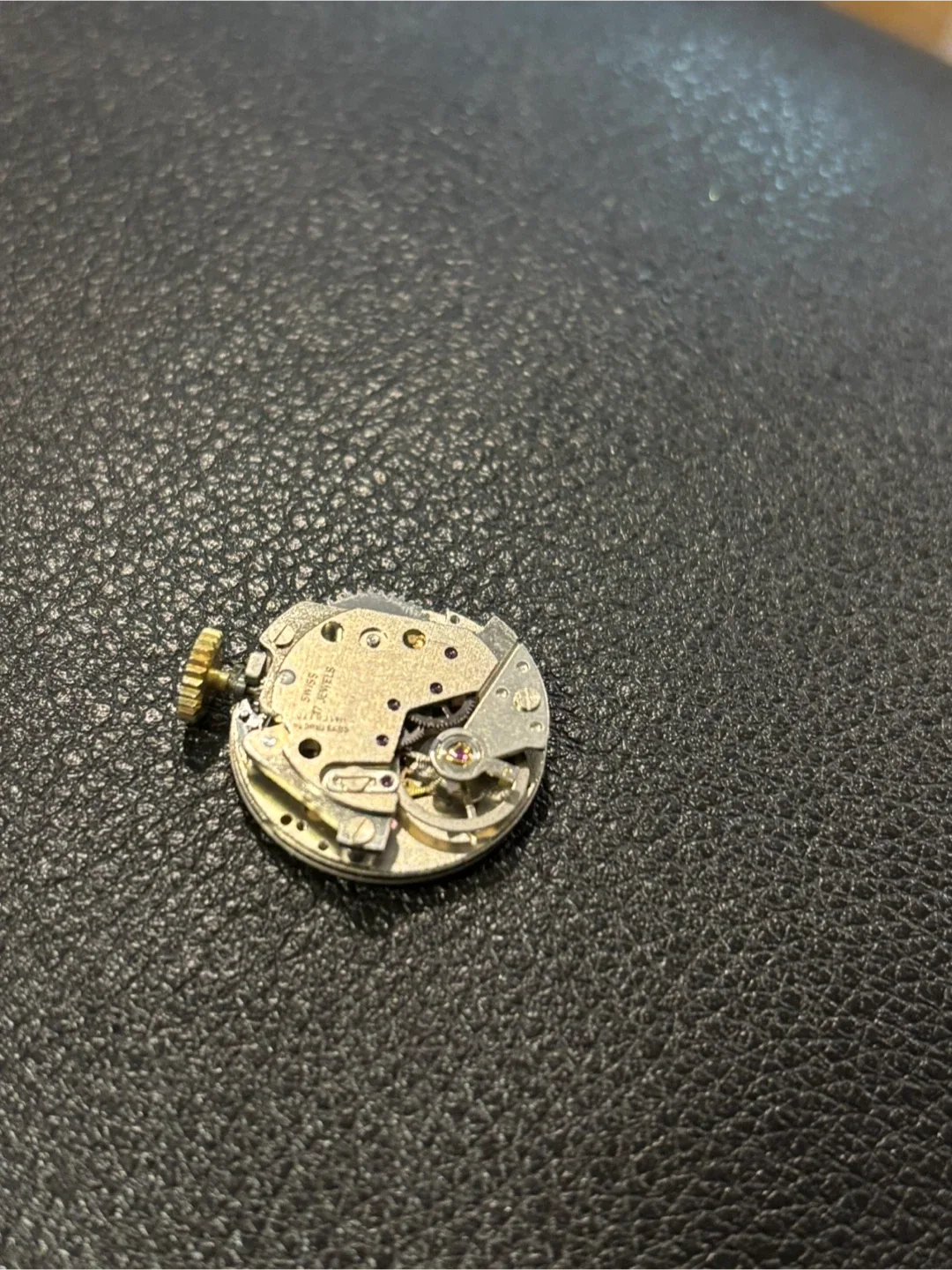 Vintage SPENDID 17 Jewels Antimagnetic Round Gold Tone Necklace image indicator(6)