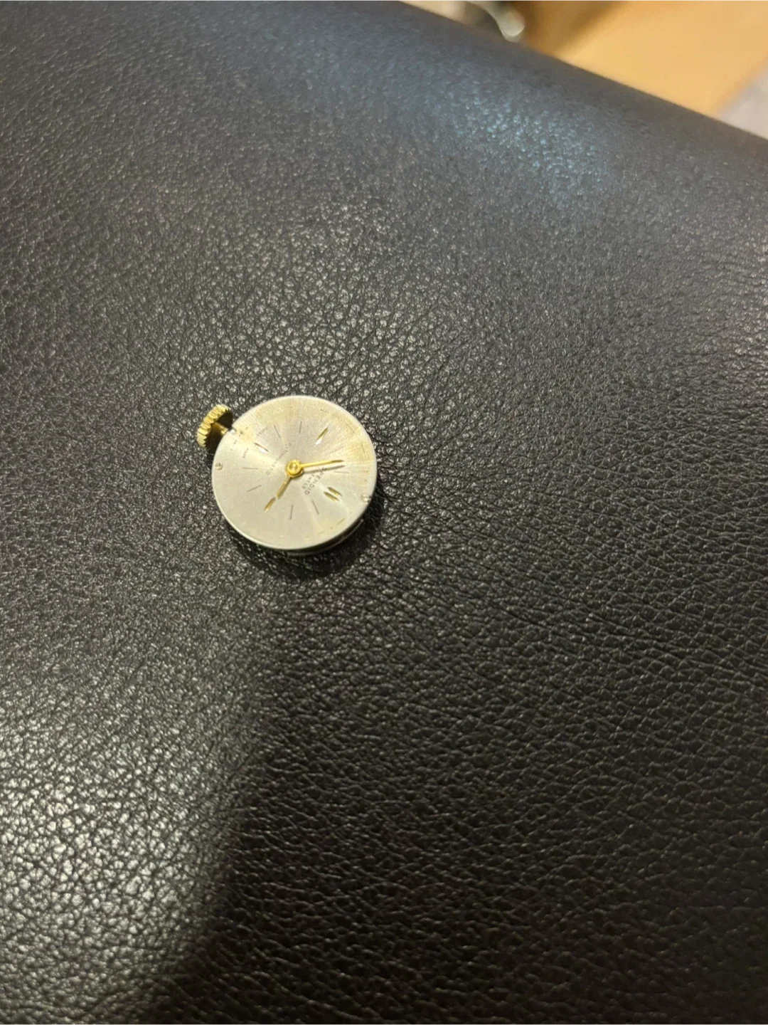 Vintage SPENDID 17 Jewels Antimagnetic Round Gold Tone Necklace image indicator(5)