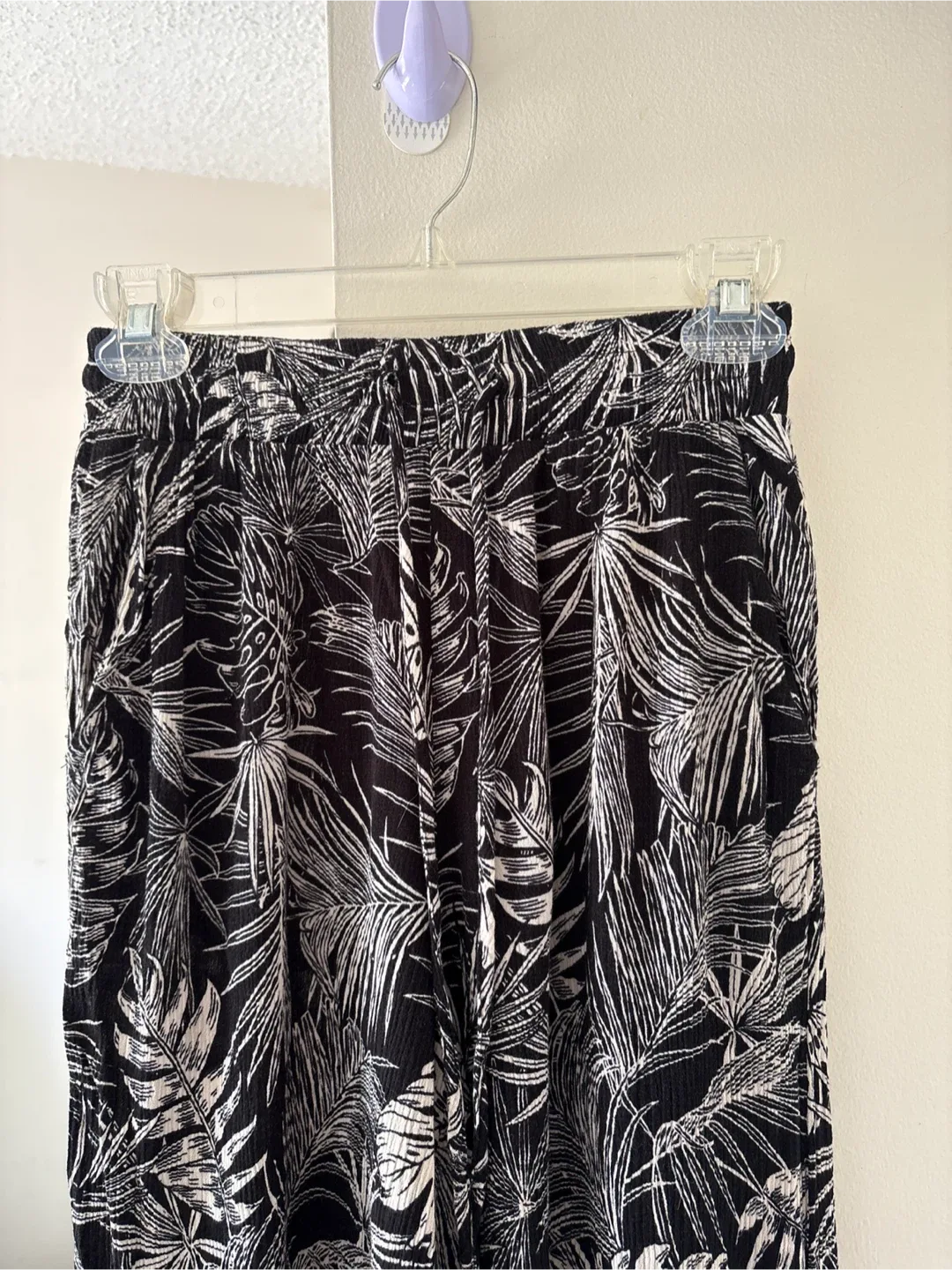 Black & White Leaf Print Wide Leg Pants image indicator(3)