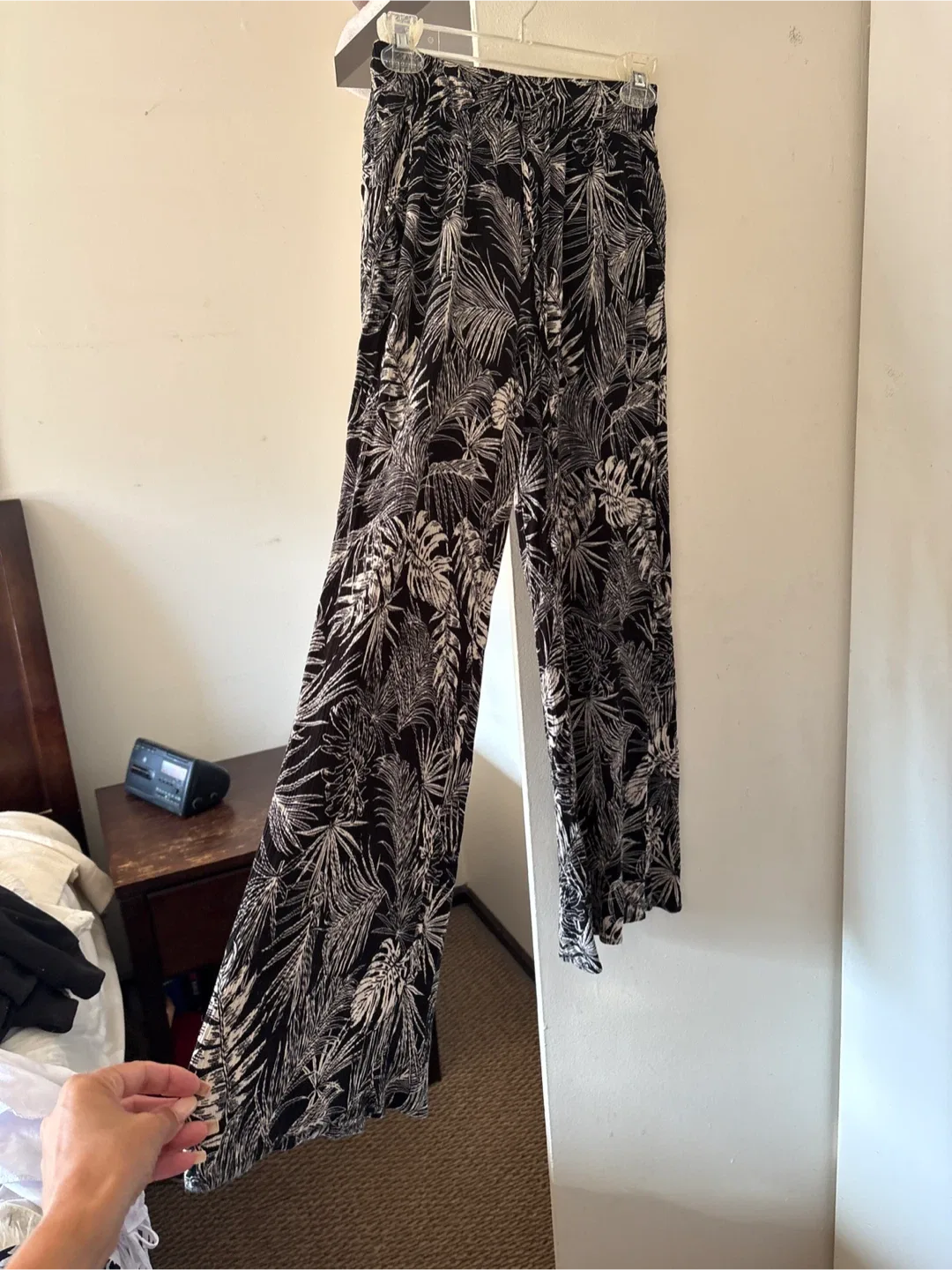Black & White Leaf Print Wide Leg Pants image indicator(2)