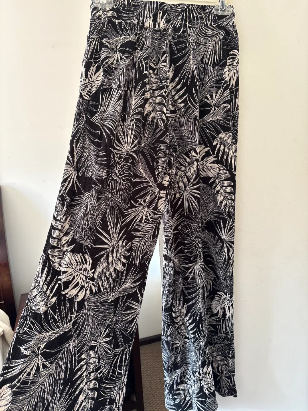 Black & White Leaf Print Wide Leg Pants image indicator(4)