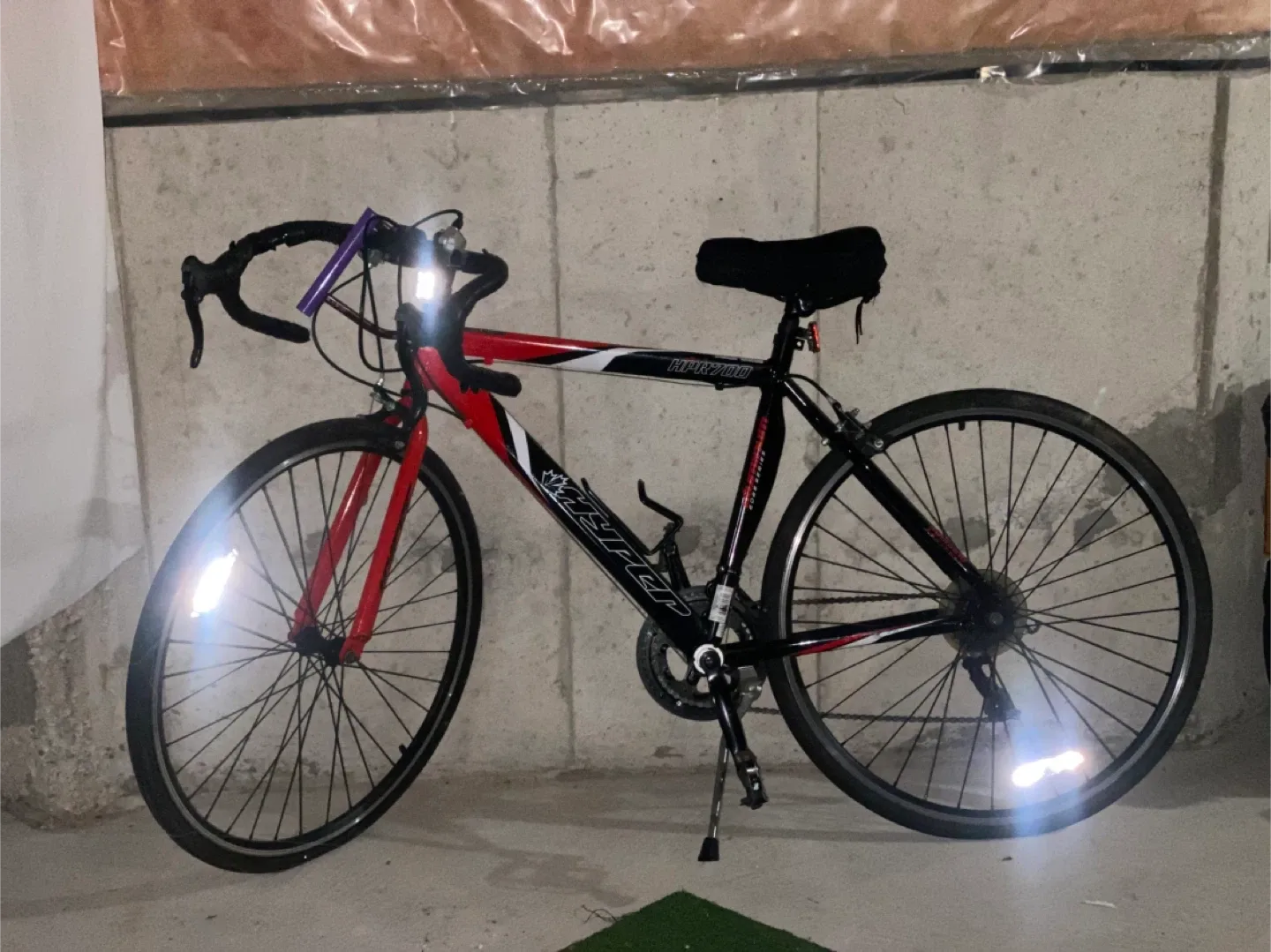 Hyper Road Bike - Red & Black image indicator(2)