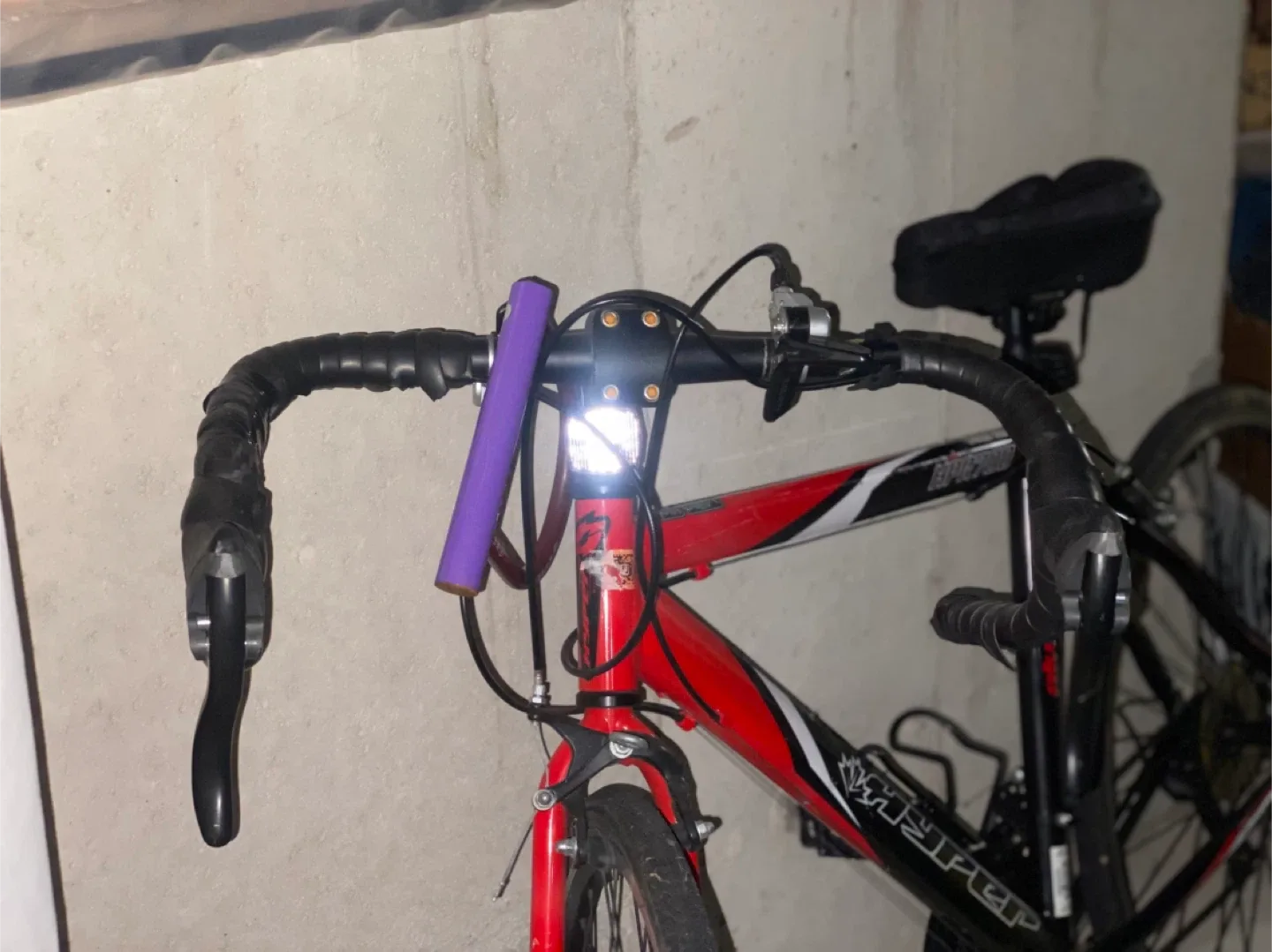 Hyper Road Bike - Red & Black image indicator(3)