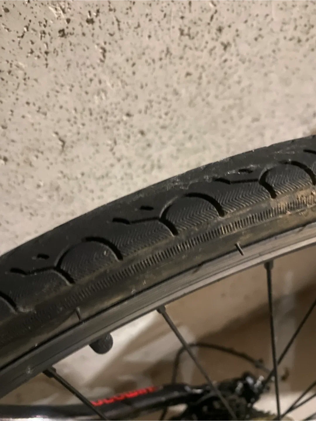 Hyper Road Bike - Red & Black image indicator(5)