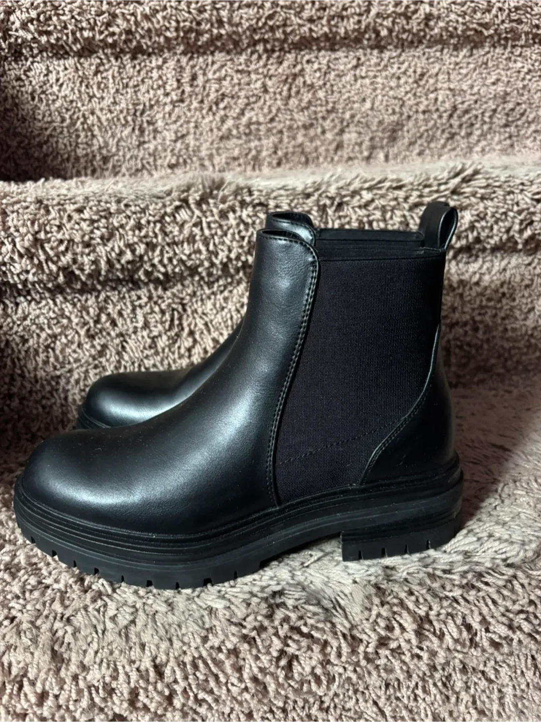 Steve Madden Black Chelsea Boots Size 8 image indicator(3)