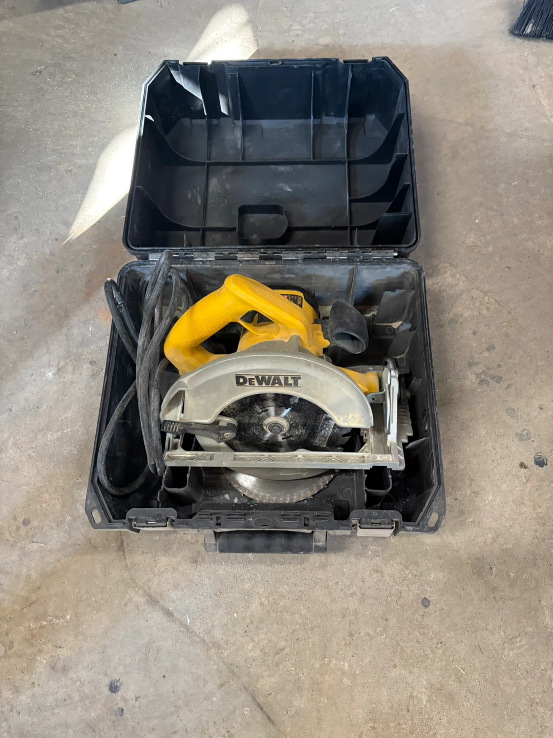 DeWalt Circular Saw with Case - photo 2