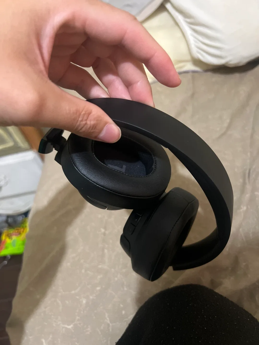 JBL Black Wireless Headphones image indicator(3)