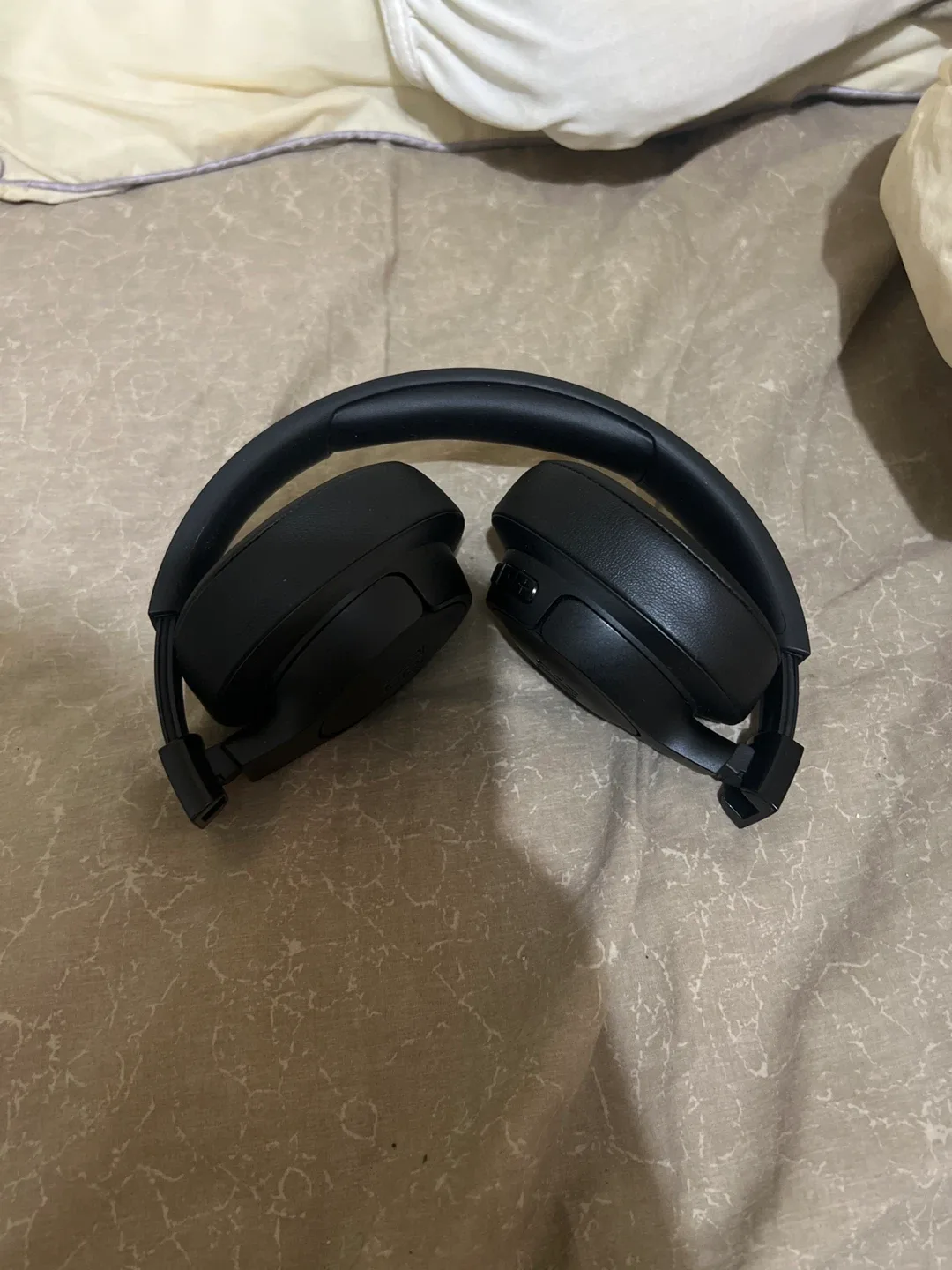 JBL Black Wireless Headphones image indicator(2)
