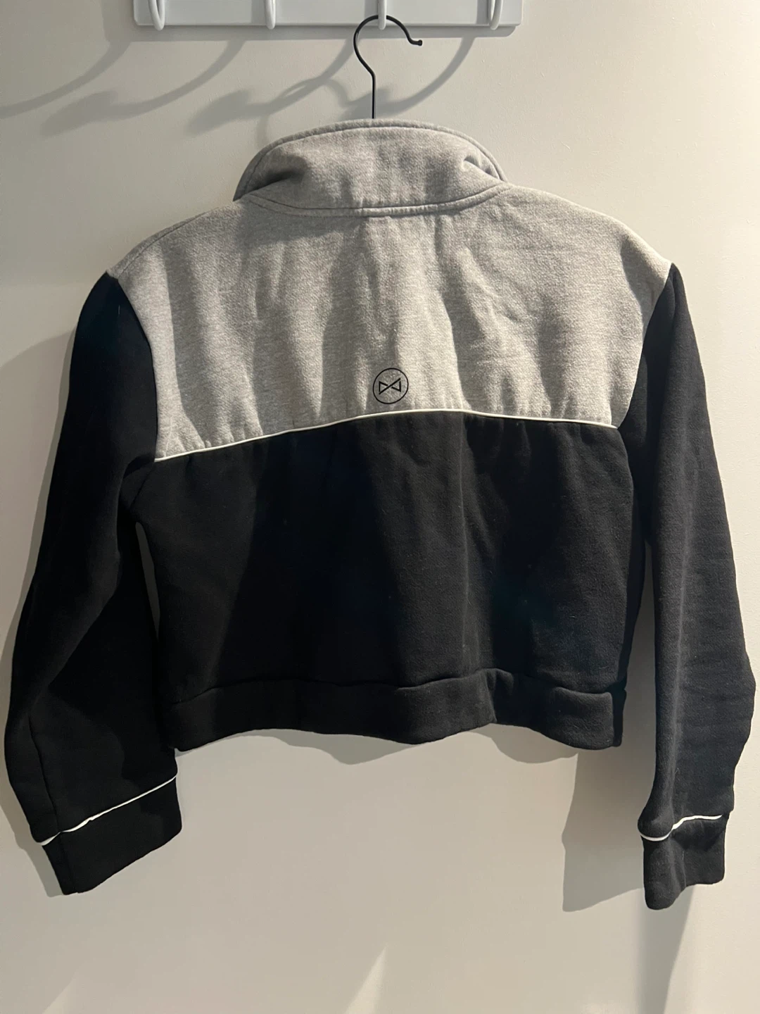 INO Colour Block Cropped Pullover - Size Small - photo 3