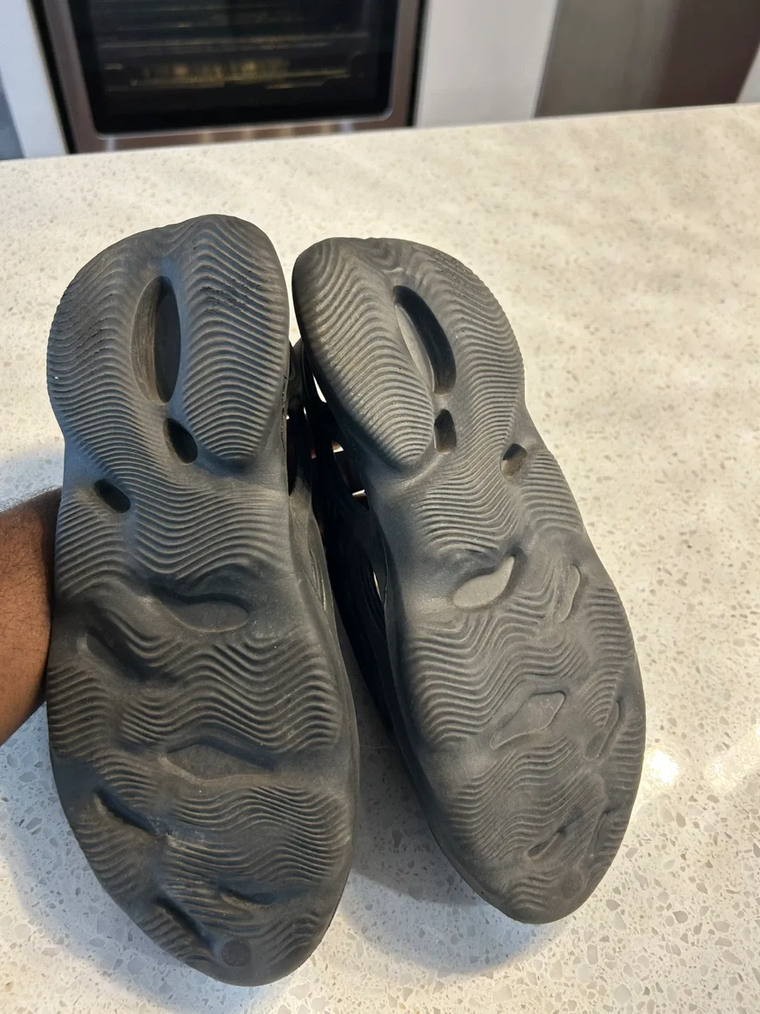 Yeezy Foam Runner Onyx image indicator(3)