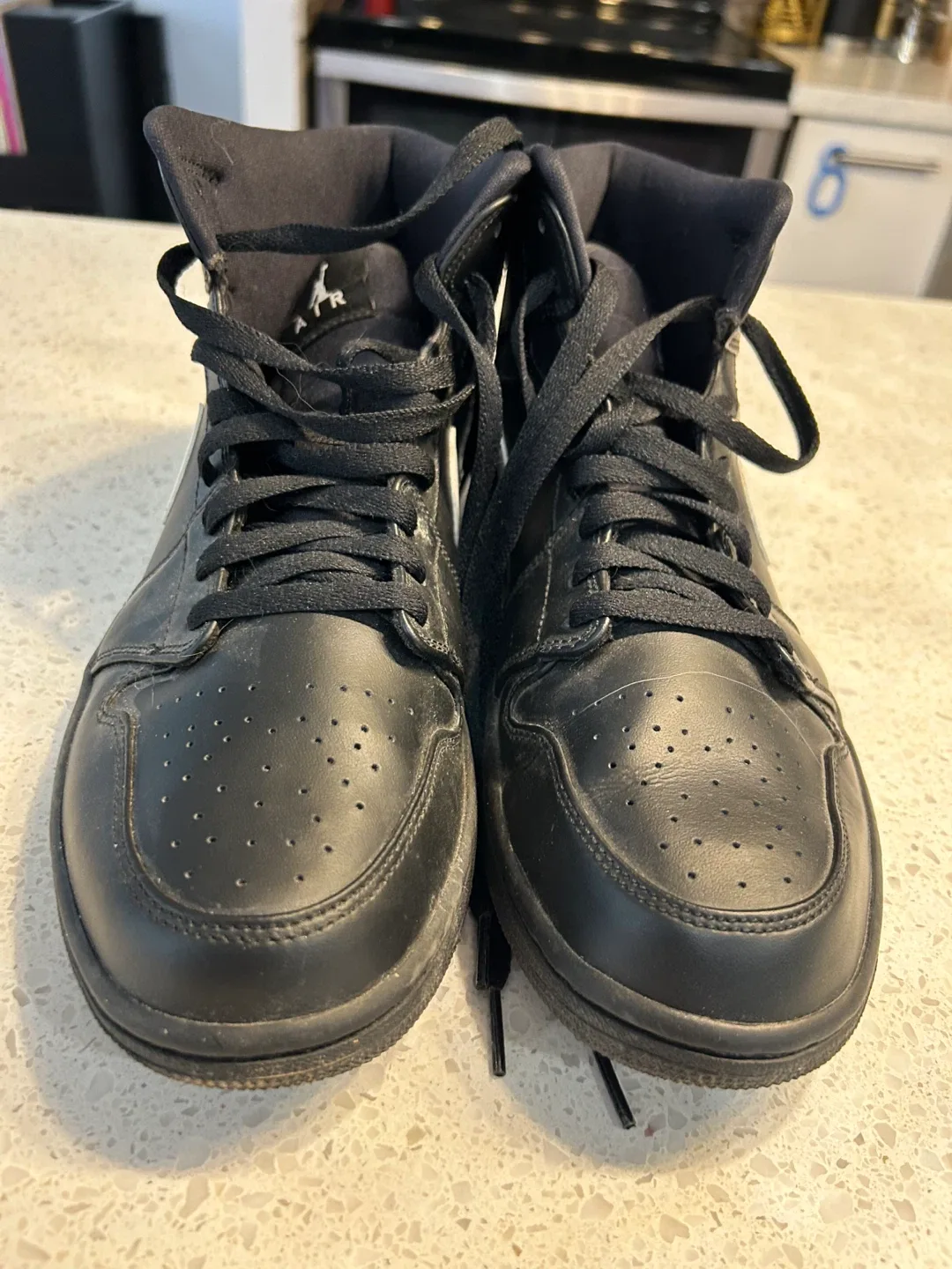 Air Jordan 1 Mid Black/White, Size 9 image indicator(3)