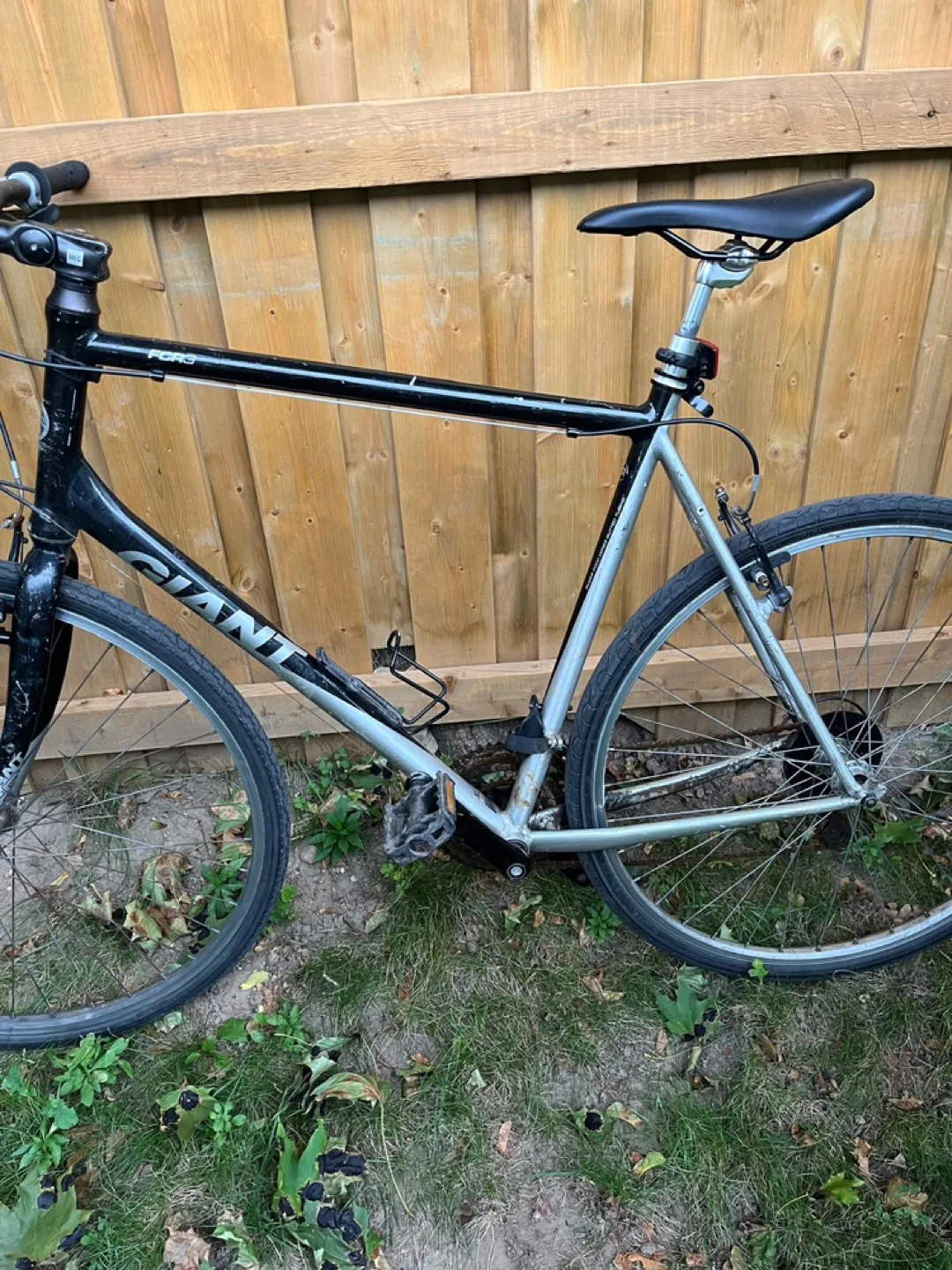 Black & Silver Giant FCR3 Hybrid Bicycle image indicator(4)