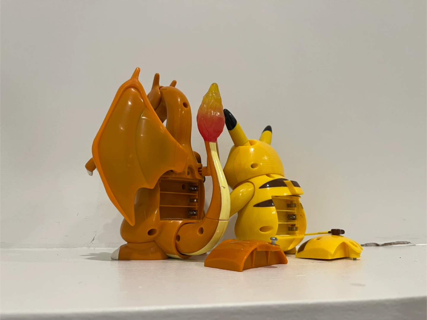 2004 Hasbro Charizard and Pikachu - photo 4