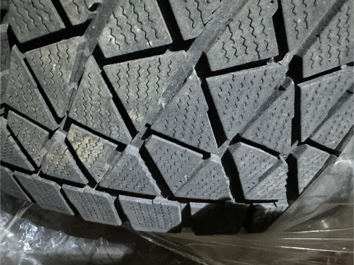 Set of 4 Blizzak DM-V2 Winter Tires 265/60R18 image indicator(8)