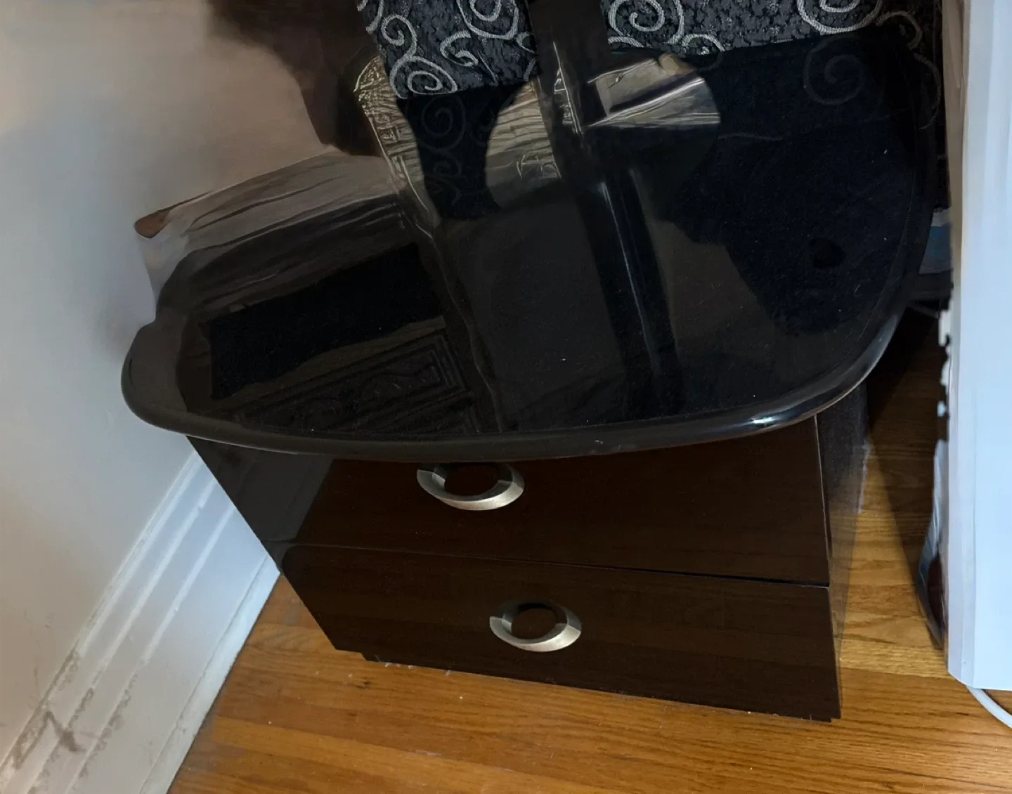 4 piece Italian wood Bedroom set image indicator(6)