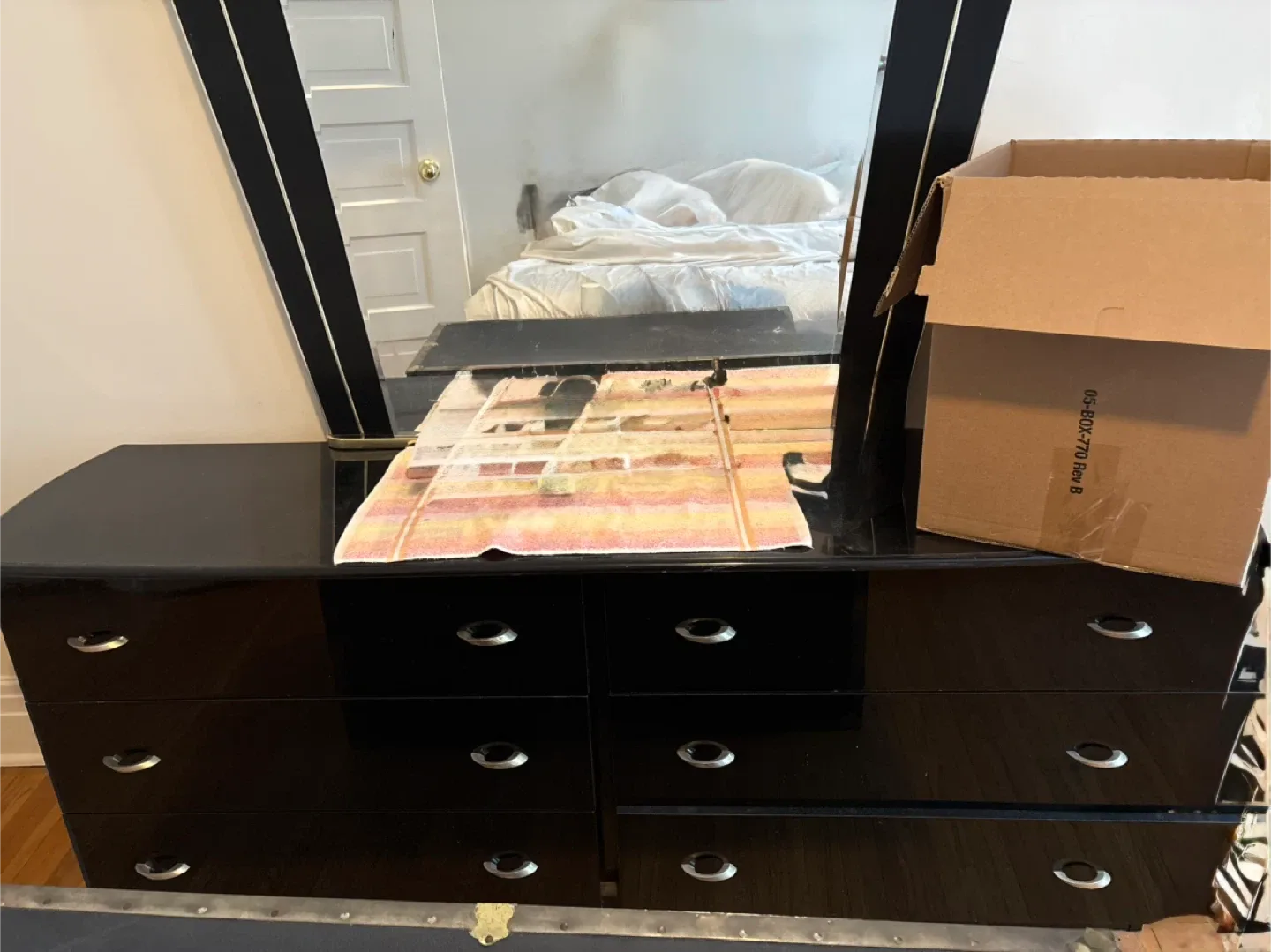 4 piece Italian wood Bedroom set image indicator(3)