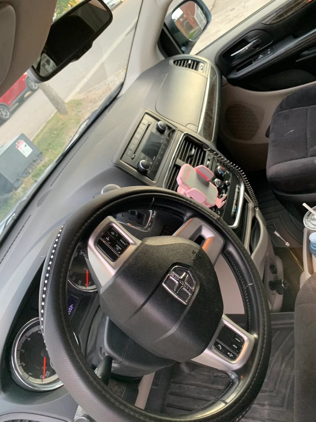 Silver Dodge Grand Caravan image indicator(6)