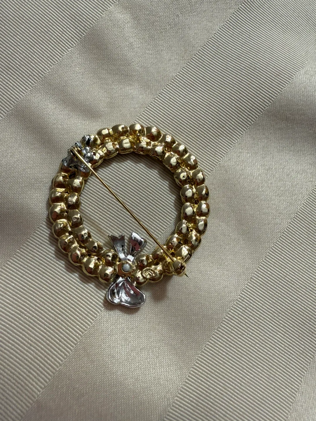 Vintage Wreath Brooch image indicator(2)