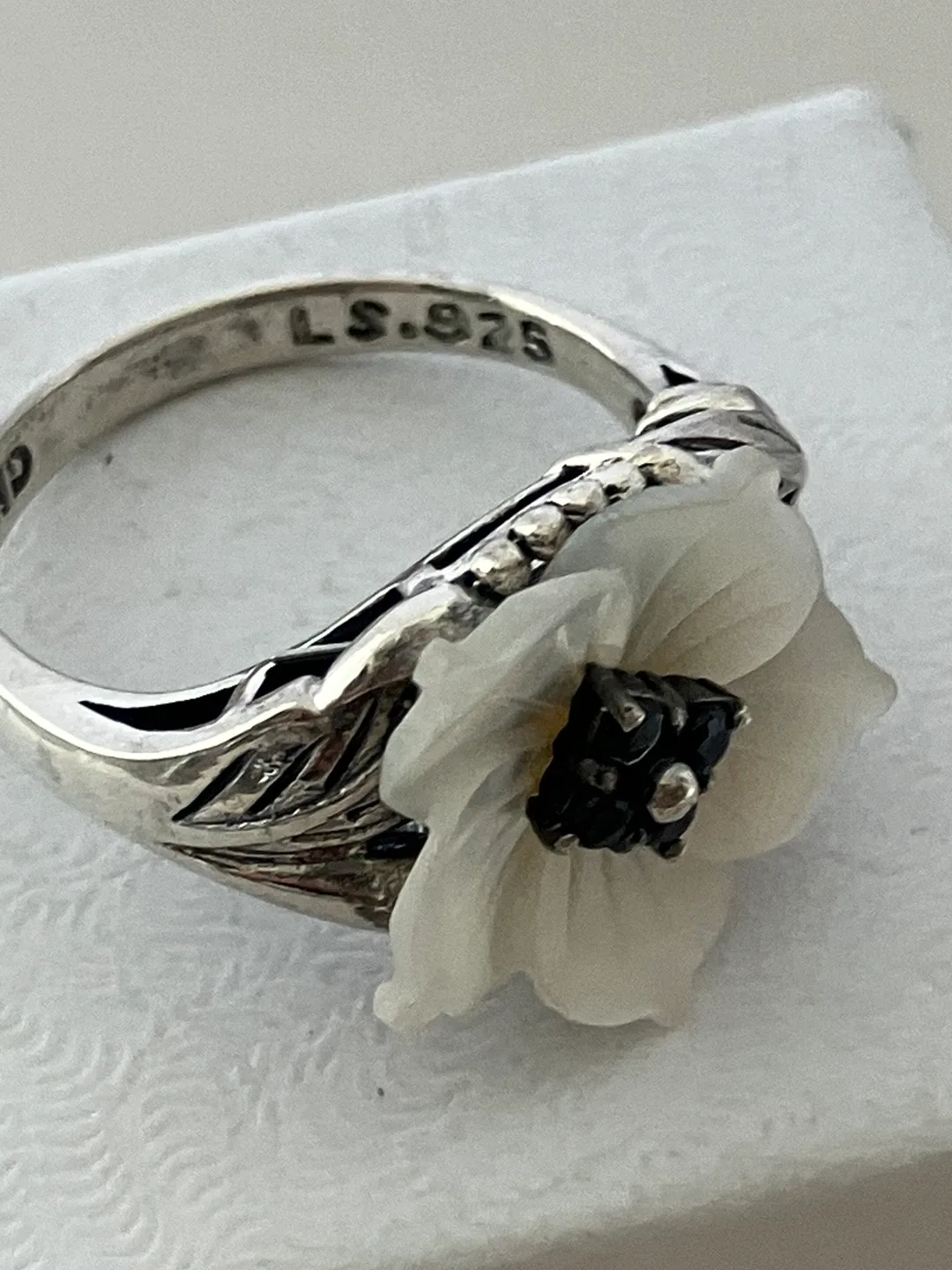 Mother of Pearl 925 Sterling Silver Flower Ring image indicator(5)
