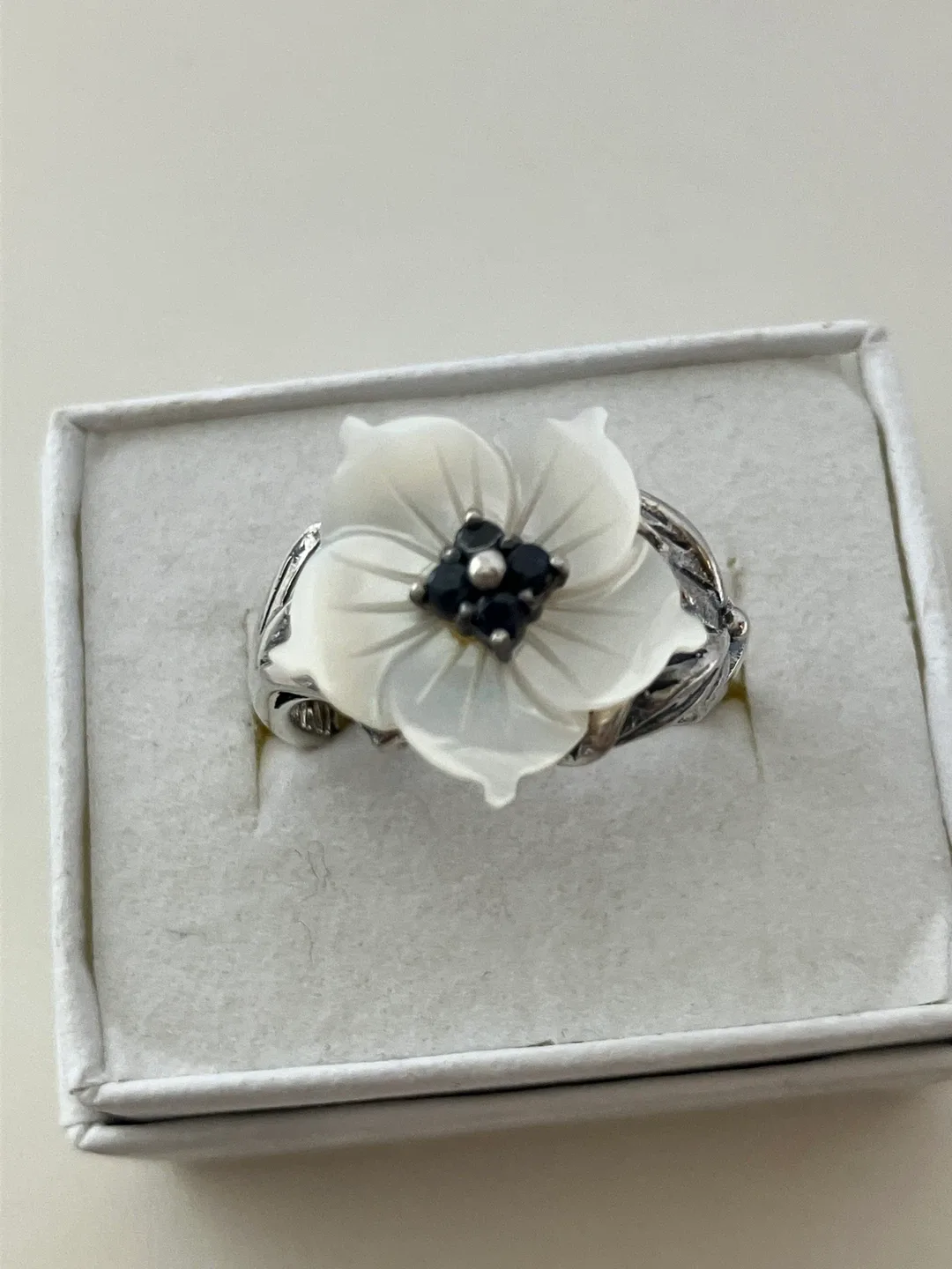 Mother of Pearl 925 Sterling Silver Flower Ring image indicator(3)