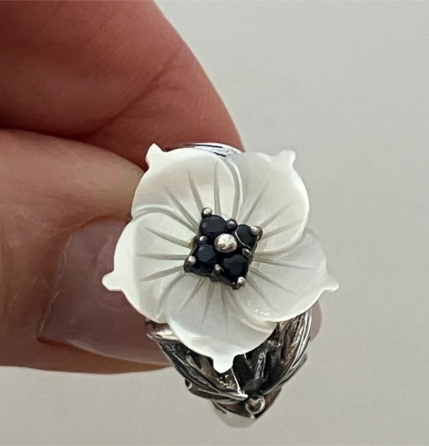 Mother of Pearl 925 Sterling Silver Flower Ring image indicator(2)