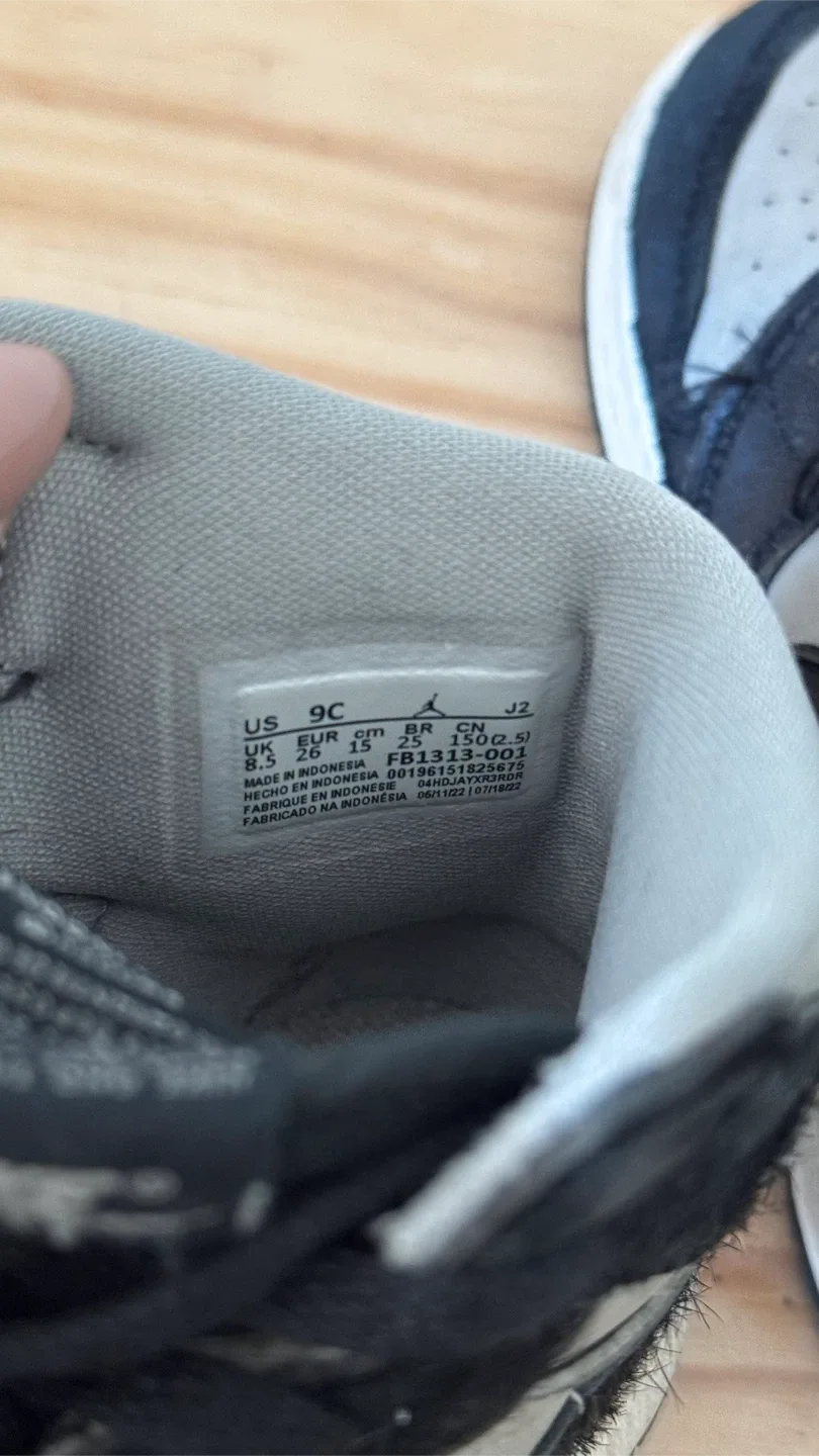 Jordan 1 Retro Little Kids Size 9C image indicator(5)