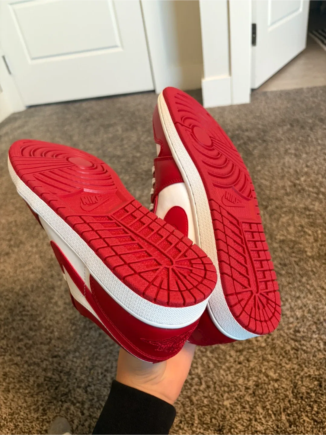 Jordan one low red and white image indicator(2)