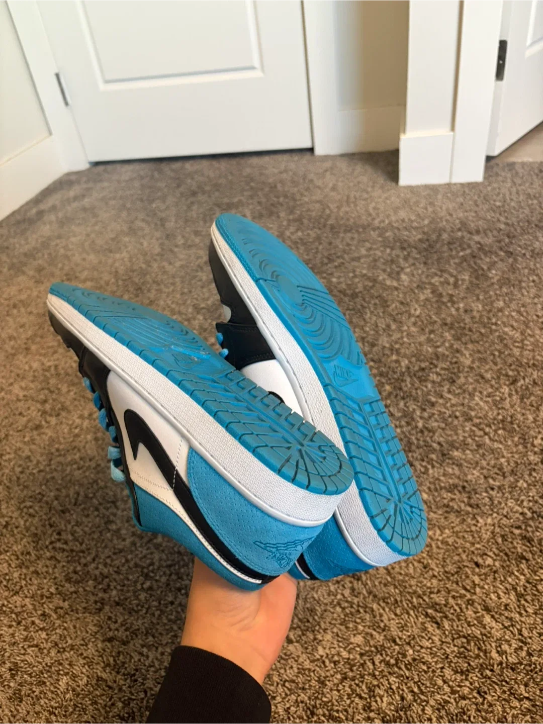 Jordan one low laser, blue image indicator(2)