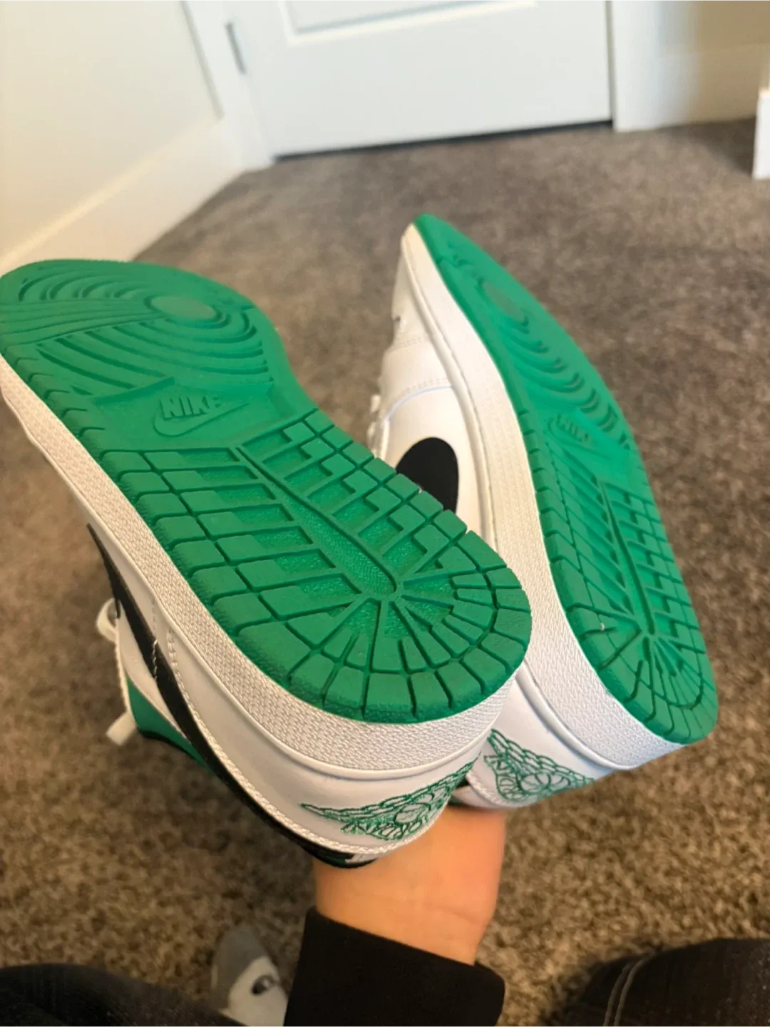 Jordan one low white, lucky green black image indicator(2)
