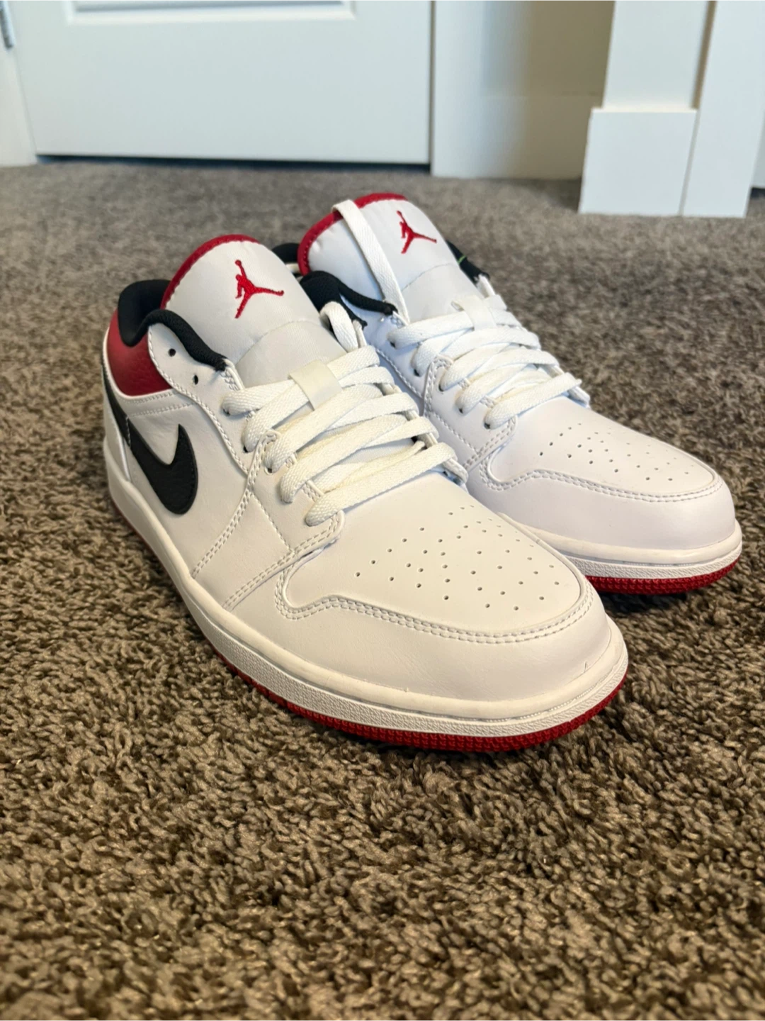 Jordan one low white university, red black