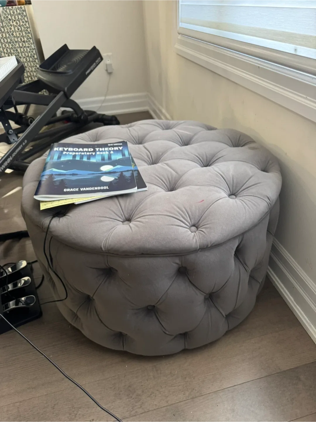 Round Tufted Ottoman Pouf image indicator(2)
