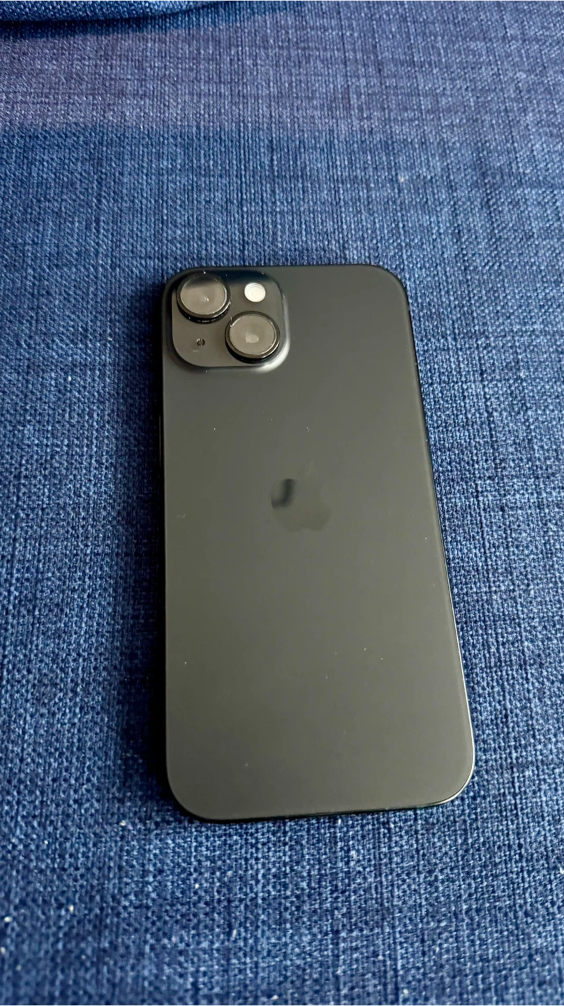 iPhone 15 256GB + cover