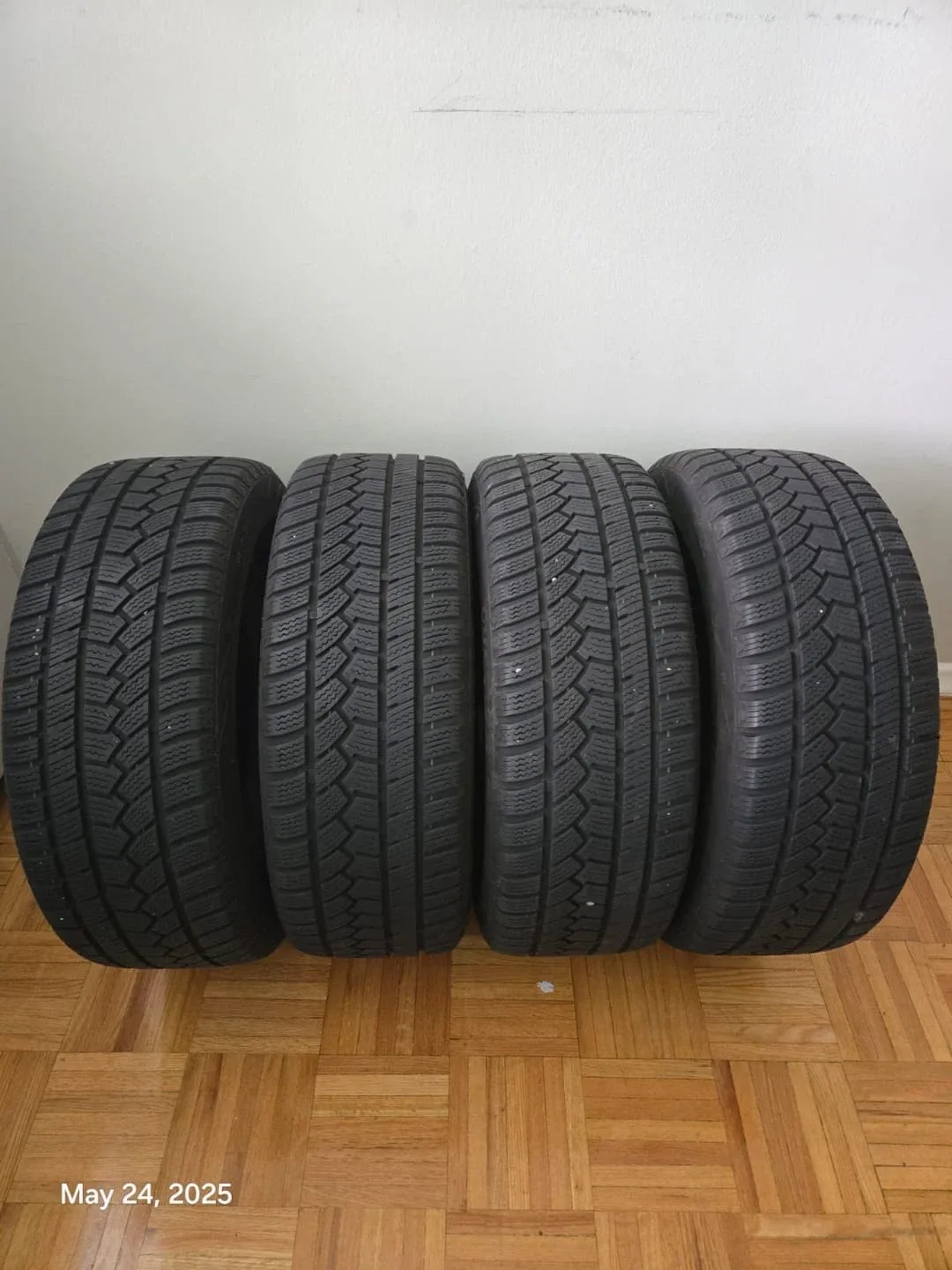 4 Winter Tires almost new image indicator(2)