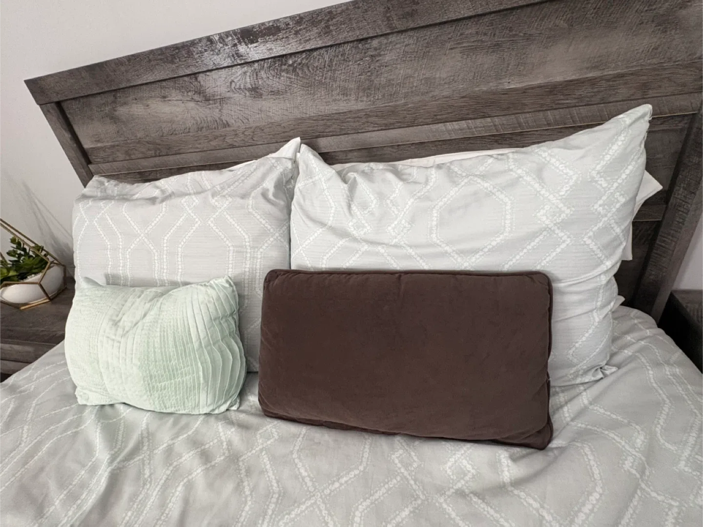 Queen bed and nightstands image indicator(2)