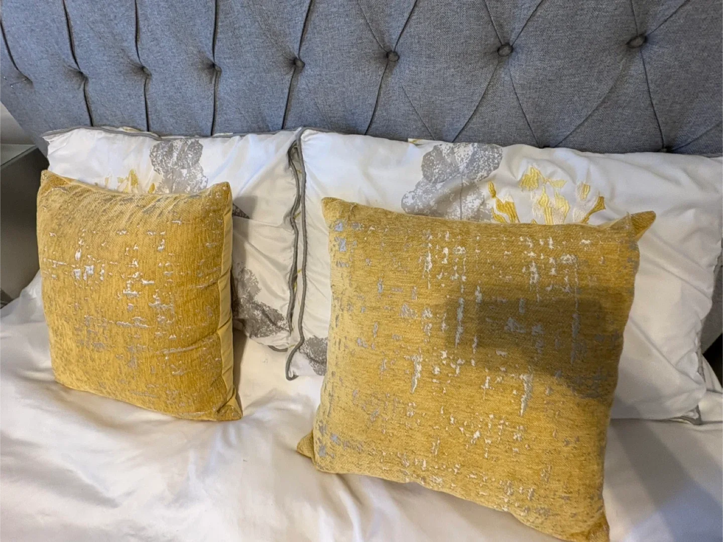 Queen bed and bedding image indicator(2)