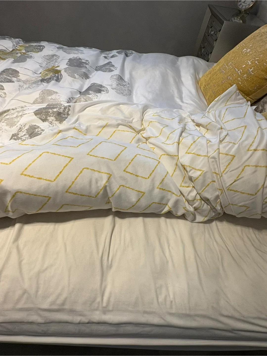 Queen bed and bedding image indicator(4)