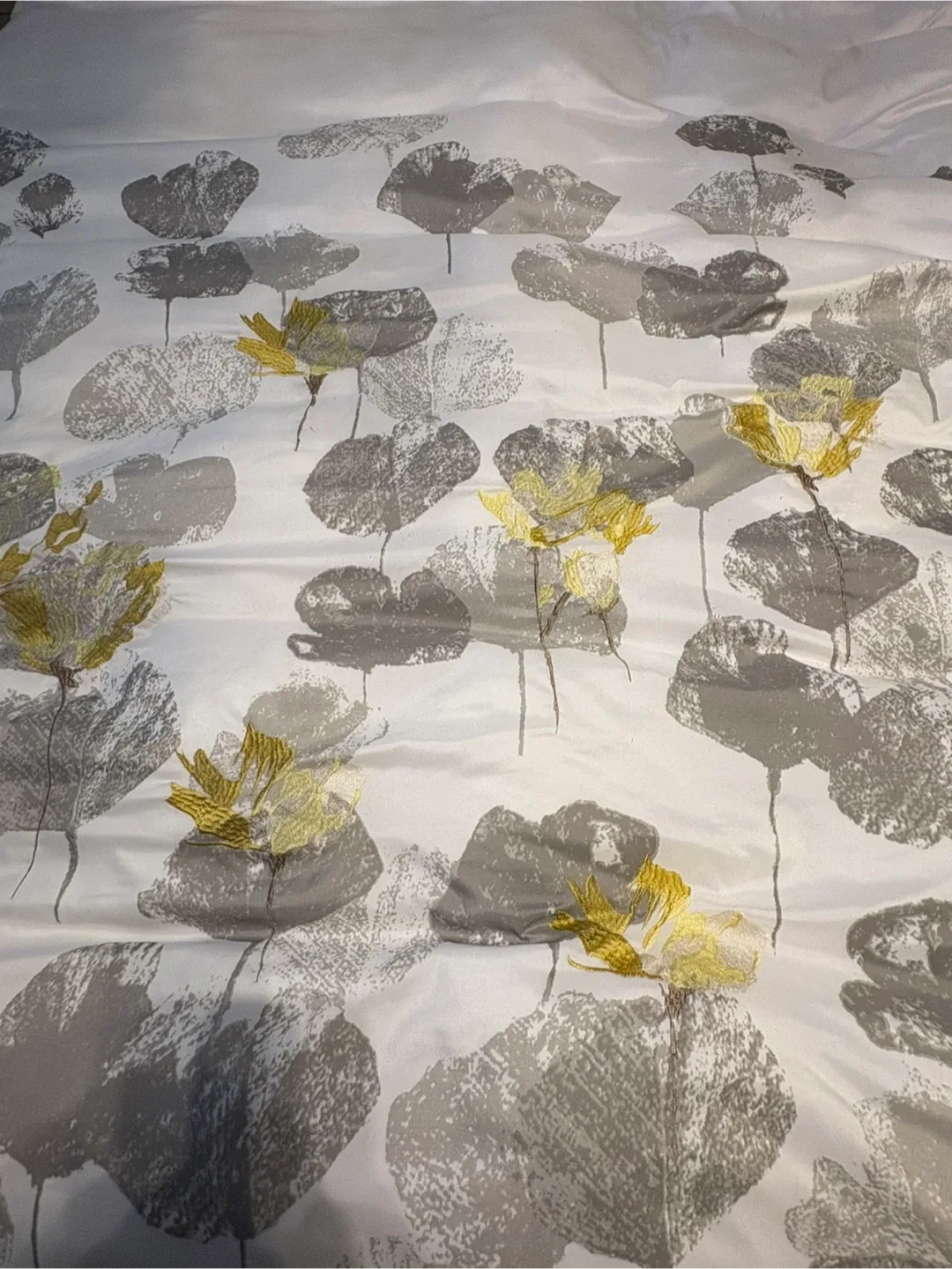 Queen bed and bedding image indicator(3)