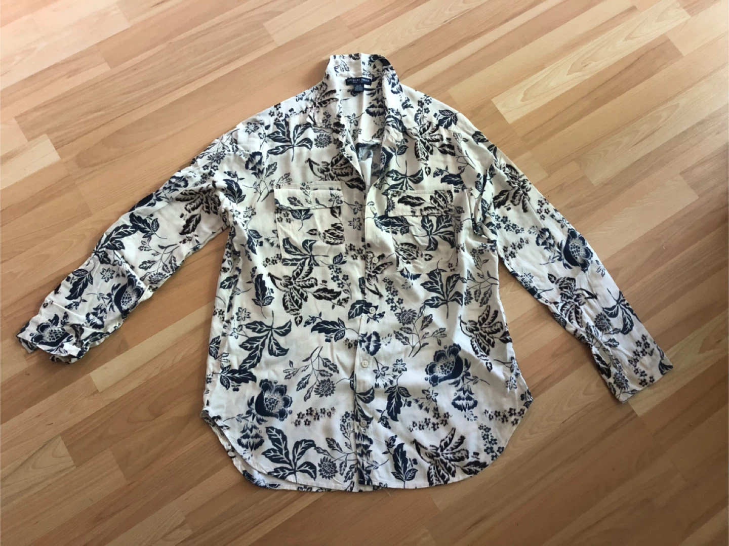 Women’s Shirt Size Large  $5 firm like new