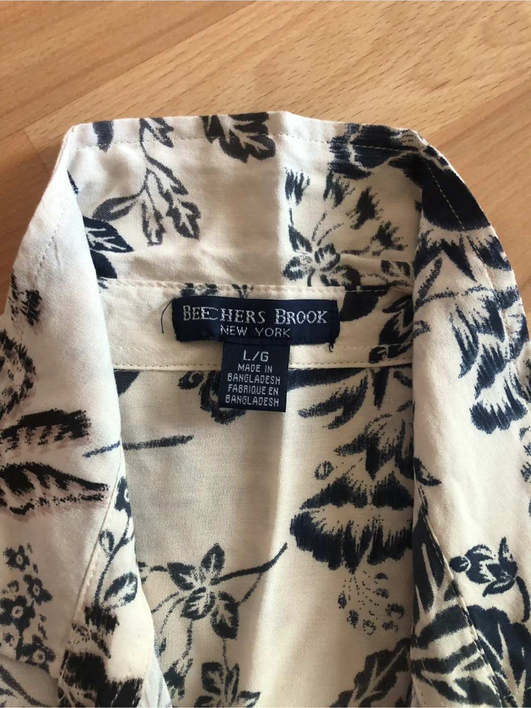 Women’s Shirt Size Large  $5 firm like new - photo 2