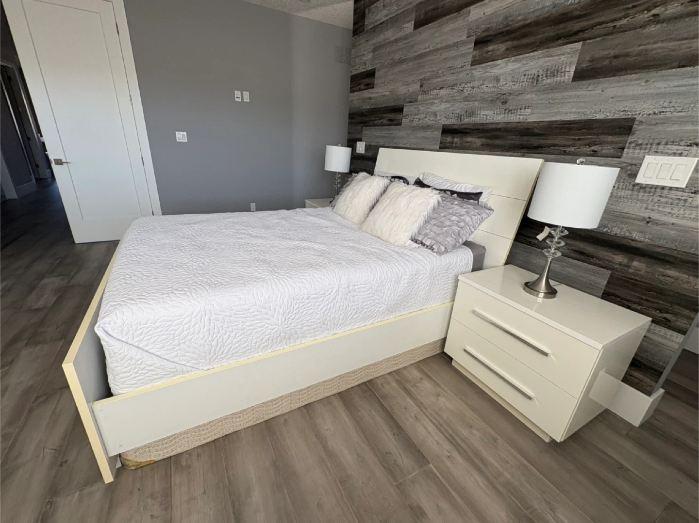White Bedroom Set (Bed, Nightstands, Dressers) - photo 2