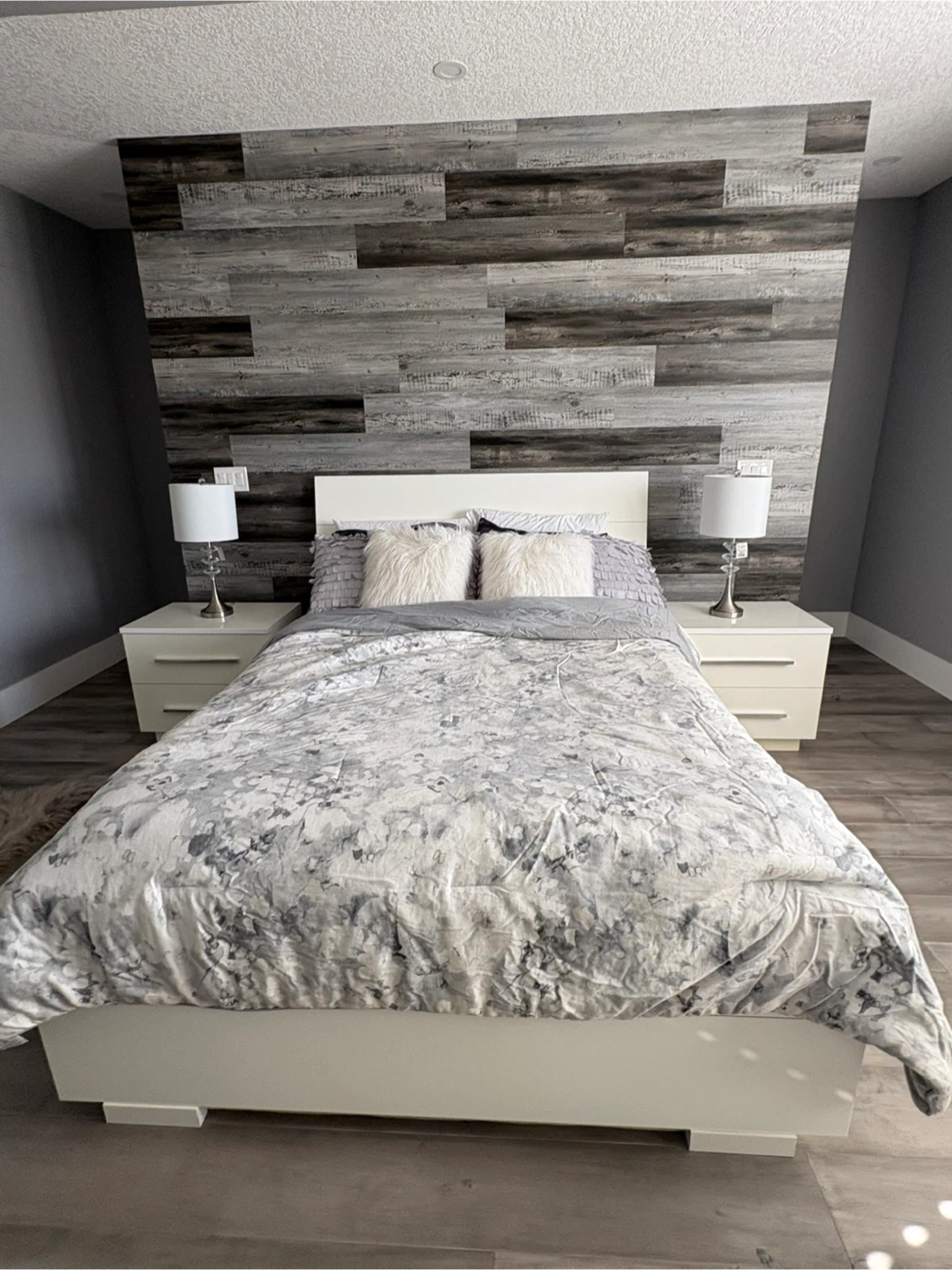 White Bedroom Set (Bed, Nightstands, Dressers)