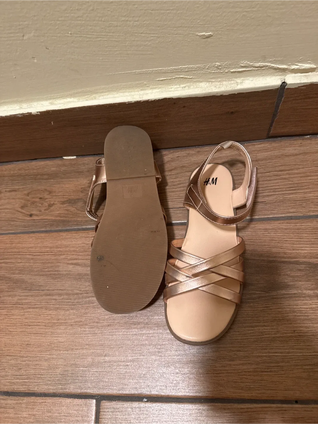 H&M Rose Gold Toddler Sandals - Size 7 image indicator(2)