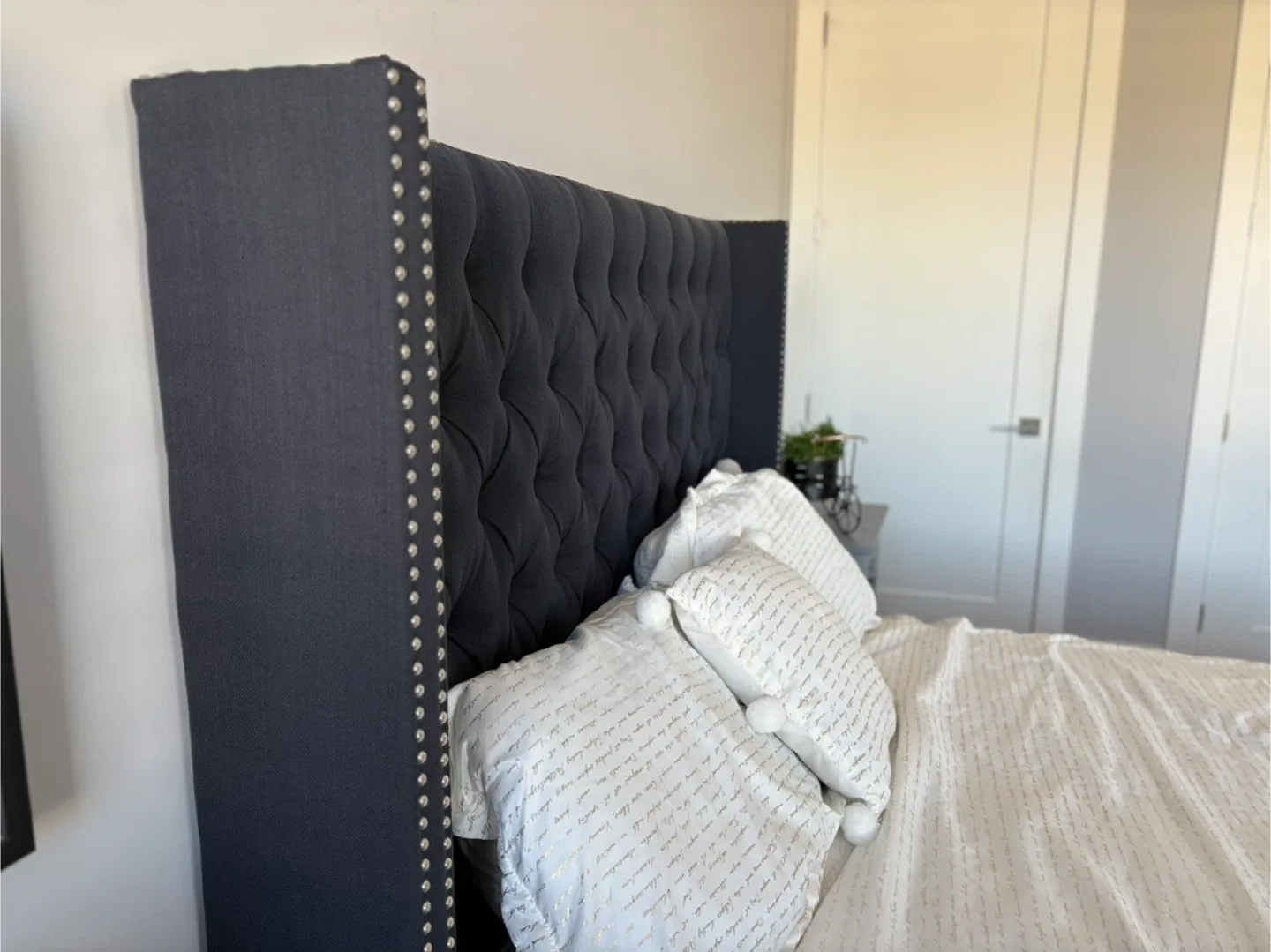 Queen bedroom set image indicator(2)