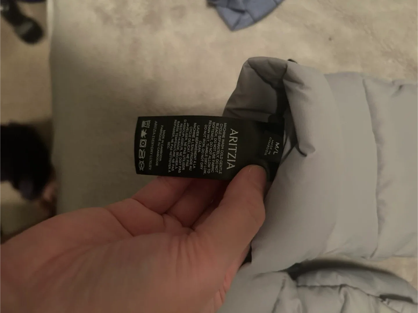 Aritzia Super Puff Mittens - Size M/L image indicator(3)