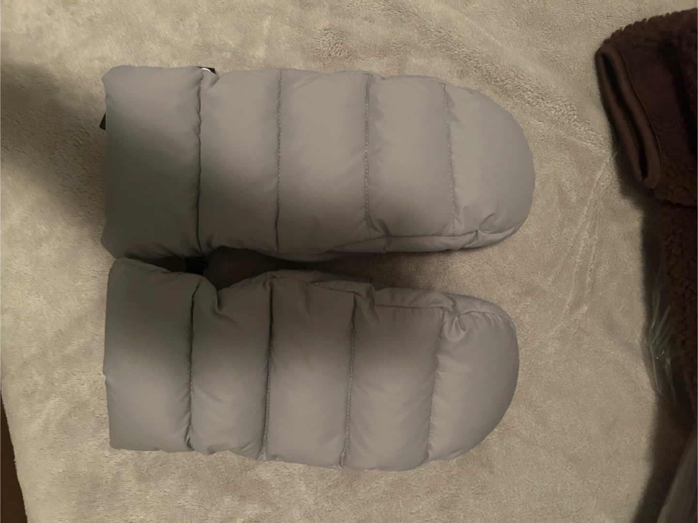 Aritzia Super Puff Mittens - Size M/L