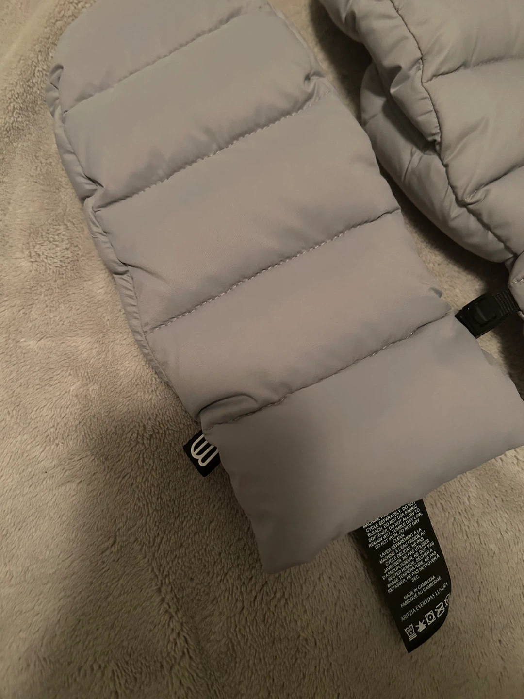 Aritzia Super Puff Mittens - Size M/L - photo 2