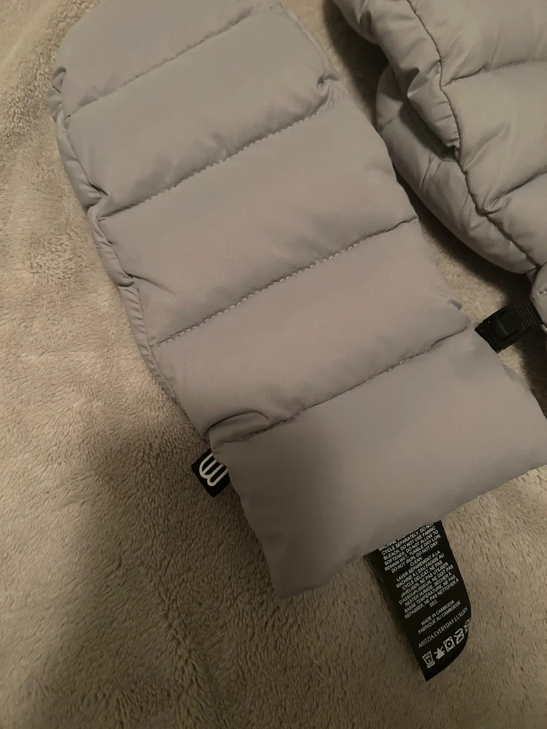 Aritzia Super Puff Mittens - Size M/L image indicator(2)