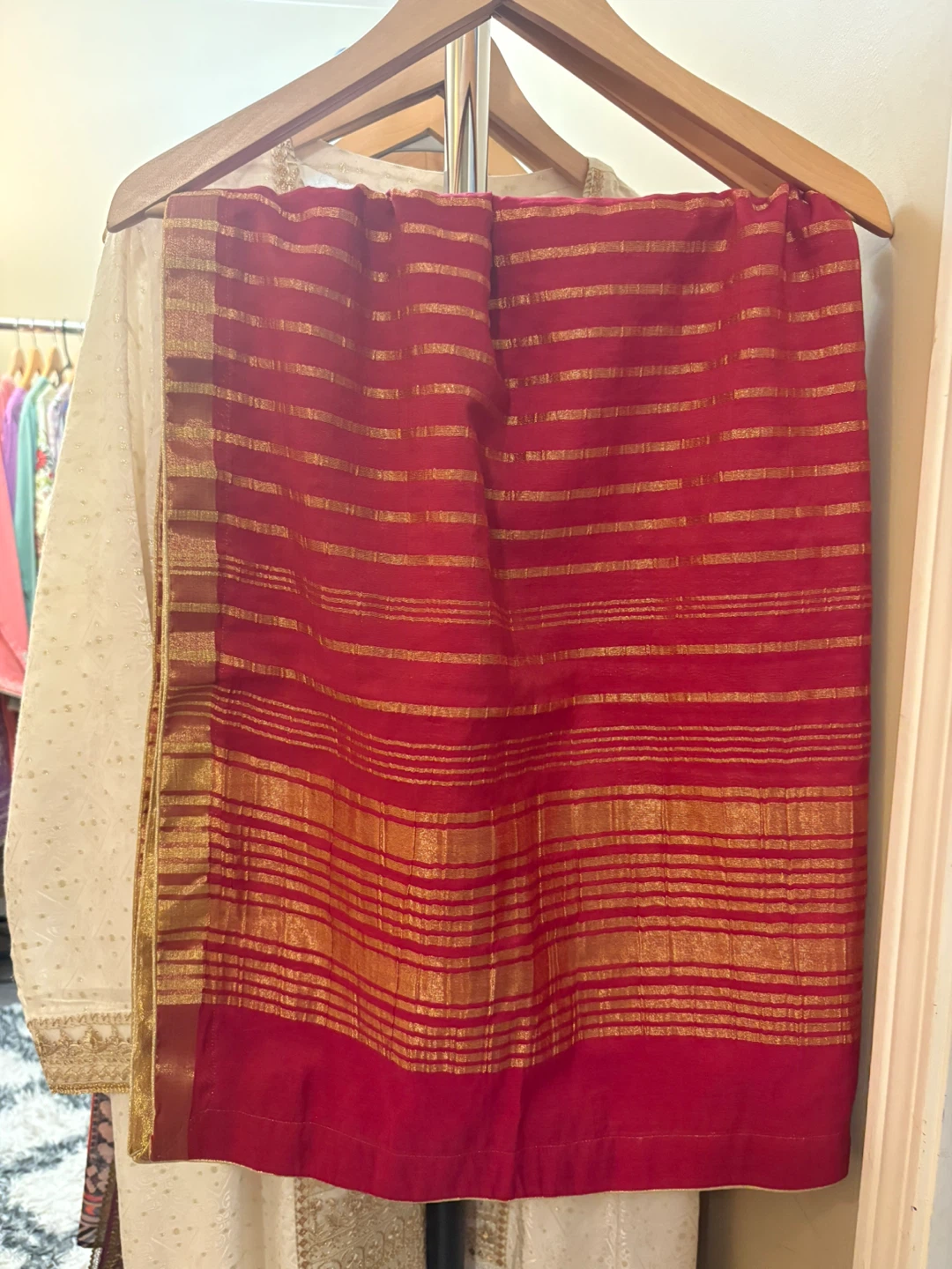 Limelight winter Red & Gold Embroidered Kurta Set - photo 3